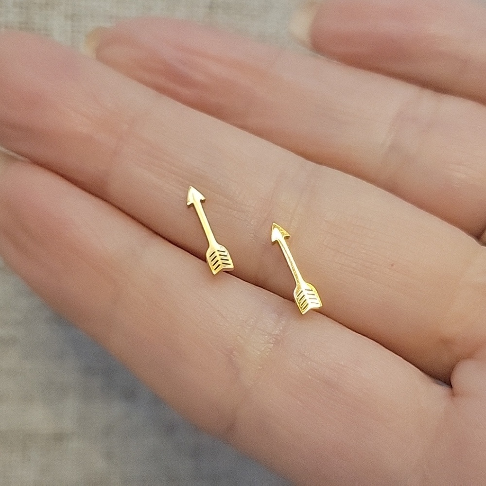 DAINTY GOLDEN ARROW STUD EARRINGS